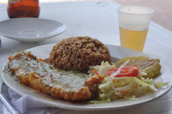 Deliciosa refeição de rua em San Andrés, ilha colombiana no Caribe: Peixe, arroz de coco e patacones
